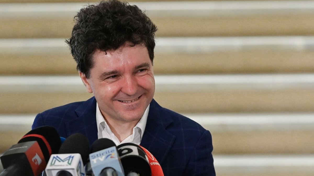 Lipsa apei calde din Capitală îi provoacă hohote de râs lui Nicuşor Dan. Şi nu este prima data