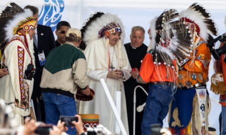 Papa Francisc s-a întâlnit cu aborigenii din Canada care i-au făcut un dar neașteptat