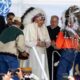 Papa Francisc s-a întâlnit cu aborigenii din Canada care i-au făcut un dar neașteptat