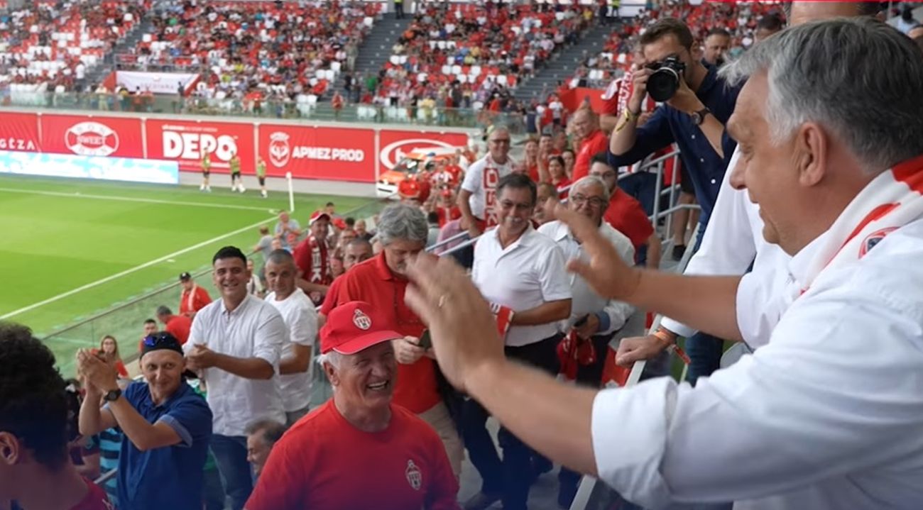Viktor Orban, aplaudat la scenă deschisă şi baie de mulţime la un meci de fotbal susţinut în România, la Sfântu Gheorghe