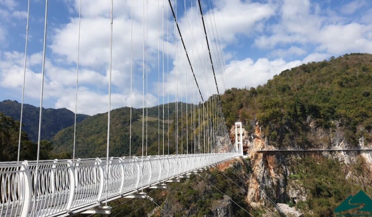 Cel mai lung pod de sticlă din lume nu este indicat celor slabi de inimă