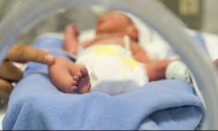 Constanța: un bebeluș s-a născut prematur, la cinci luni, având o greutate de doar 500 de grame