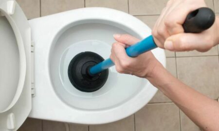 Un meseriaș care a cerut 3400 de euro pentru a desfunda o toaletă, denunțat la poliție. Cât timp a muncit ”specialistul” 