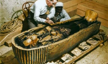 S-a aflat! Arheologul care a descoperit mormântul lui Tutankhamon l-a jefuit pe faraon. FOTO