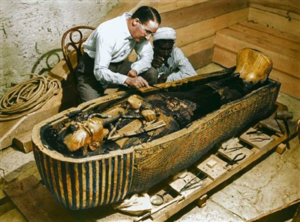 S-a aflat! Arheologul care a descoperit mormântul lui Tutankhamon l-a jefuit pe faraon. FOTO