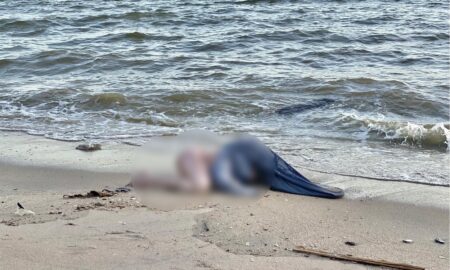 Turiștii au alertat poliția: un cadavru de femeie zace la malul Mării, pe nisip. Ce era de fapt acolo i-a șocat pe toți