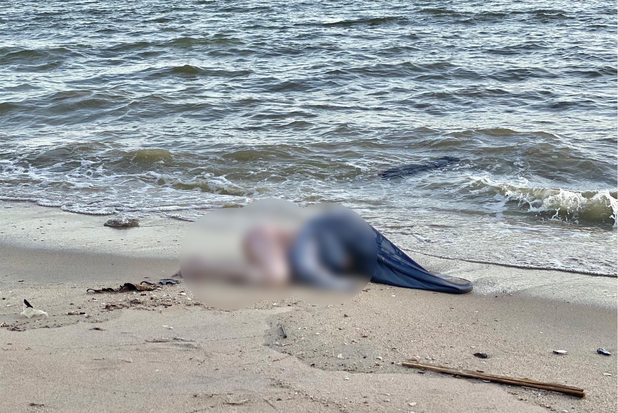 Turiștii au alertat poliția: un cadavru de femeie zace la malul Mării, pe nisip. Ce era de fapt acolo i-a șocat pe toți
