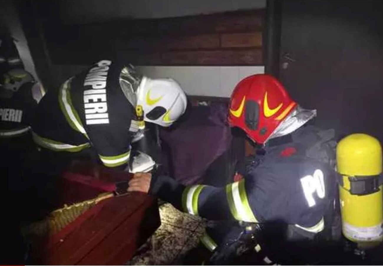 20 de persoane blocate pe balcoane, o mamă și-a aruncat copilul de la înălțime, pentru a-l salva. De la ce a pornit focul