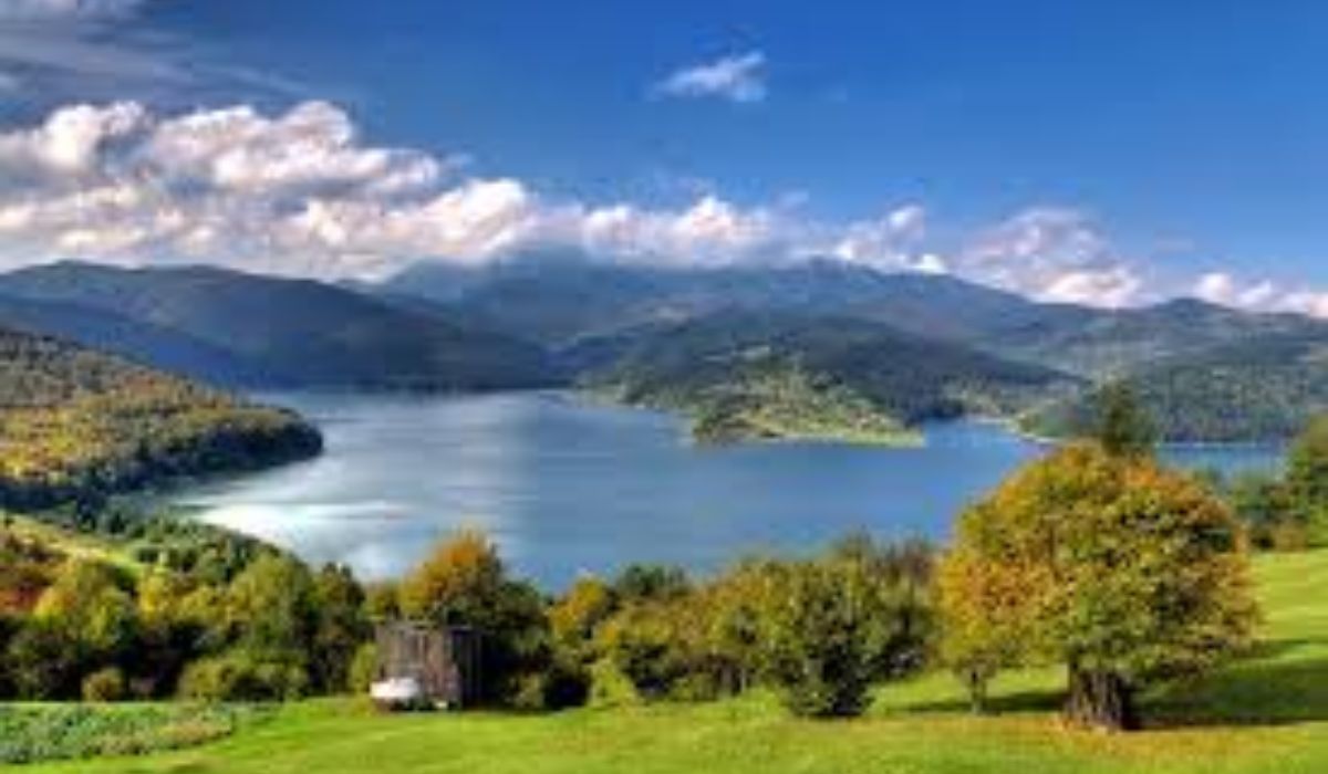 Locul unde s-au jertfit oameni. „Colosul din beton” al României, de la poalele Ceahlăului, are o poveste impresionantă