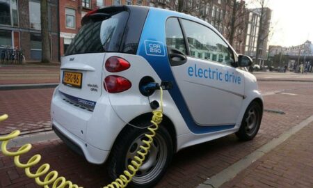 Un șofer a găsit soluția cum să-și încarce ieftin mașina electrică, doar că l-au arestat. FOTO