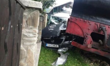 Incredibil cum a reușit o șoferiță să scoată de pe șine Mocănița din Moldovița. Video