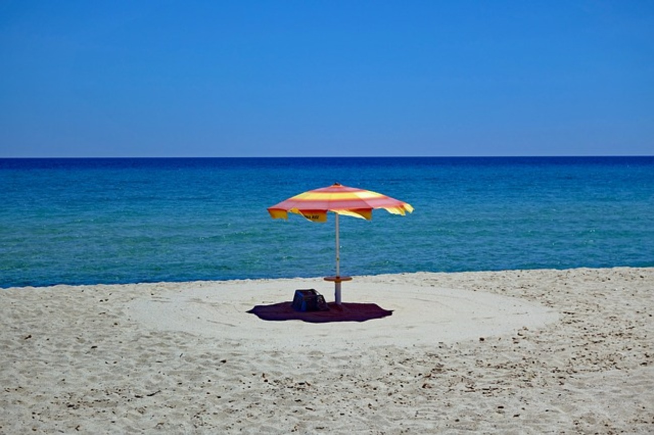 Turiști români, prinși cu multe sticle pline cu nisip, luat de pe plajele italiene. Explicația lor este halucinantă