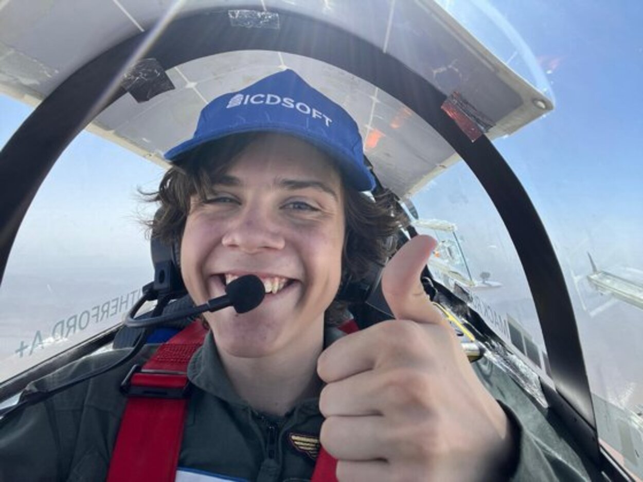 Primul pilot adolescent a făcut înconjurul lumii cu un avion de mici dimensiuni, stabilind astfel un record mondial. Foto