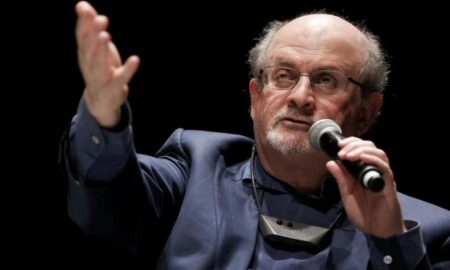 Scriitorul Salman Rushdie a fost scos de pe ventilator și poate vorbi. Ce se întâmplă acum cu agresorul