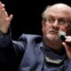 Scriitorul Salman Rushdie a fost scos de pe ventilator și poate vorbi. Ce se întâmplă acum cu agresorul