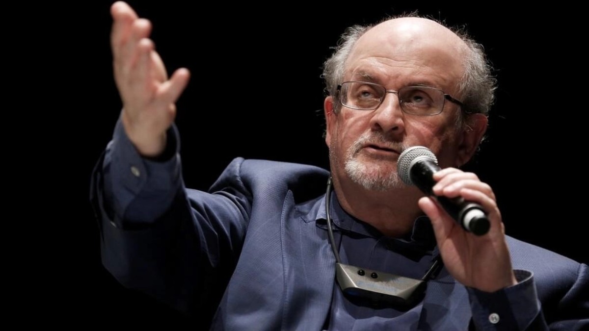 Scriitorul Salman Rushdie a fost scos de pe ventilator și poate vorbi. Ce se întâmplă acum cu agresorul