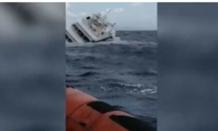 Poveste incredibilă: O mică ambarcațiune românească a salvat pasagerii de pe un mega-iaht care s-a scufundat. Video