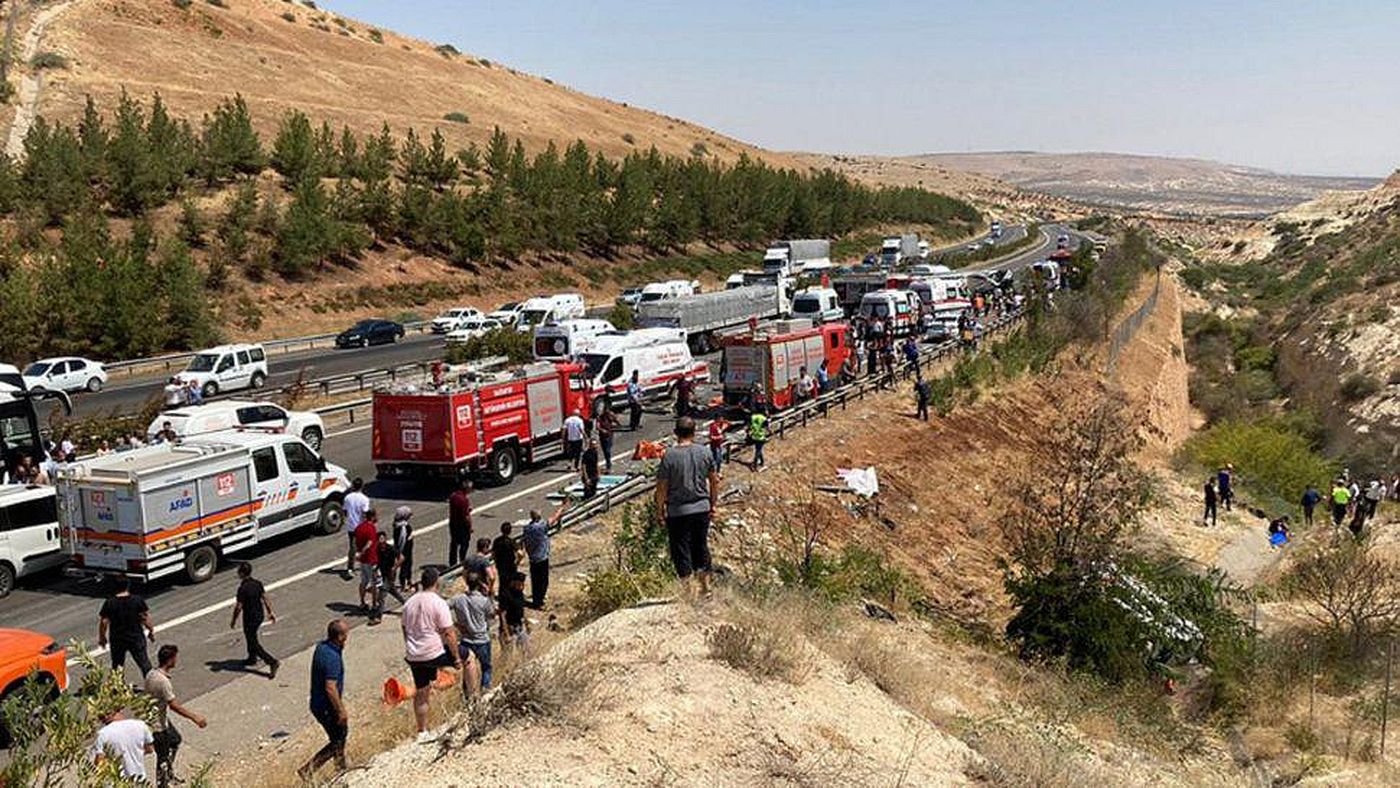 Jurnaliști, pompieri, medici, morți pe autostradă. 16 persoane și-au pierdut viața