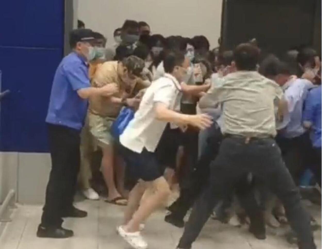 Oamenii fug și se calcă în picioare, într-un magazin din Shanghai. Motivul e îngrozitor. Video