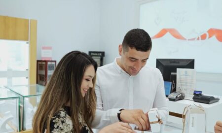 Cine s-a înscris la nuntă şă-şi ridice brăţările. Care este mesajul de pe accesoriile cu motive tradiționale