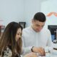 Cine s-a înscris la nuntă şă-şi ridice brăţările. Care este mesajul de pe accesoriile cu motive tradiționale
