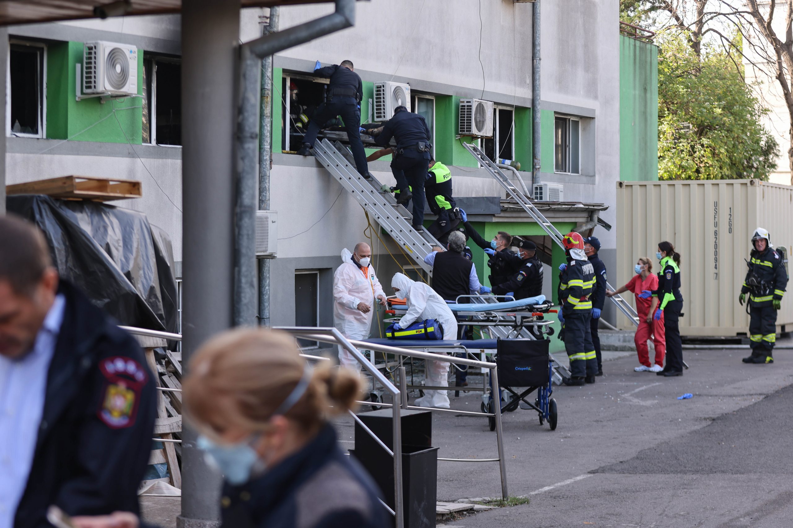 Familiile morților de la Spitalul de Infecțioase Constanța așteaptă de aproape un an să afle de la ce a pornit focul