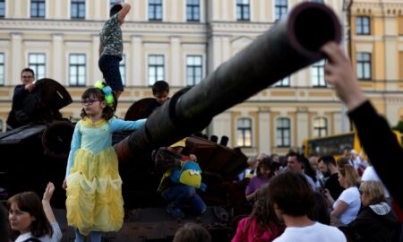 Moment teribil: Copiii ucraineni s-au urcat pe tancurile capturate de la armata rusă și au făcut jurăminte