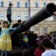 Moment teribil: Copiii ucraineni s-au urcat pe tancurile capturate de la armata rusă și au făcut jurăminte