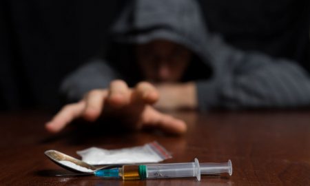 Consumul drogurilor în şcoli, un fenomen scăpat de sub control. Măsurile polițienești sunt greșite