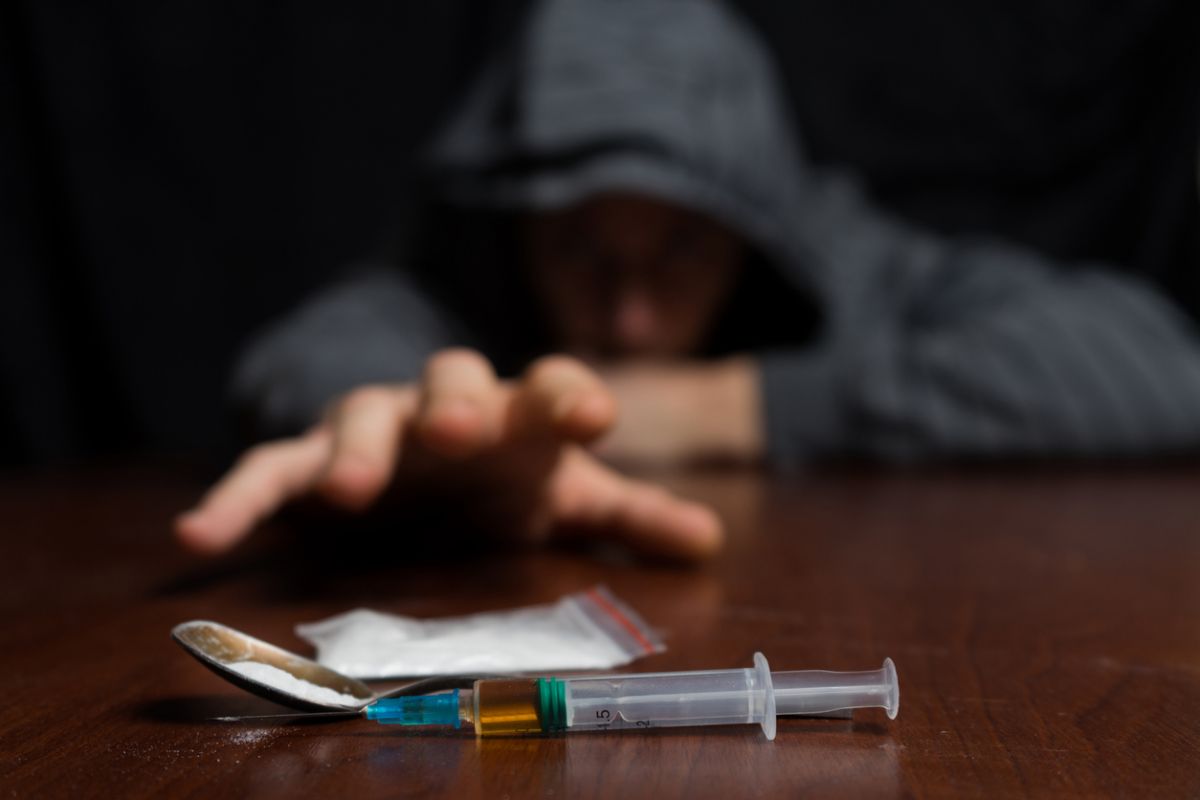 Consumul drogurilor în şcoli, un fenomen scăpat de sub control. Măsurile polițienești sunt greșite