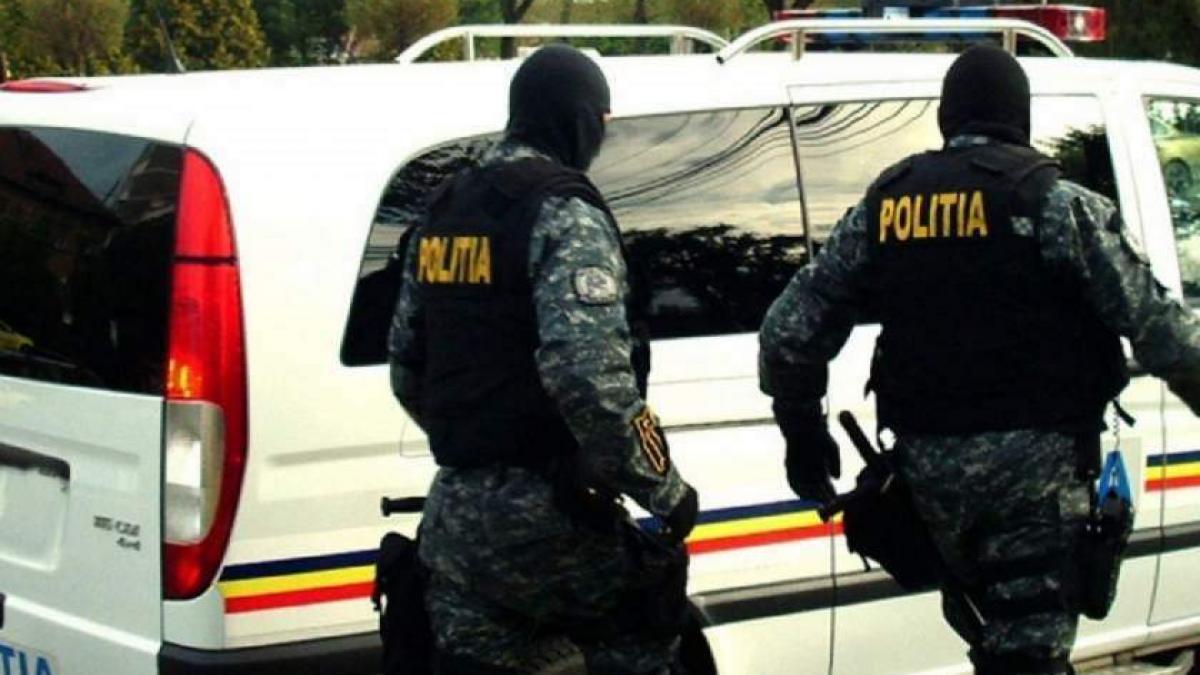 Bătaie ca în Evul Mediu, cu topoare, furci și alte obiecte din ogradă. Surpriza sunt nu bătăușii, ci polițiștii
