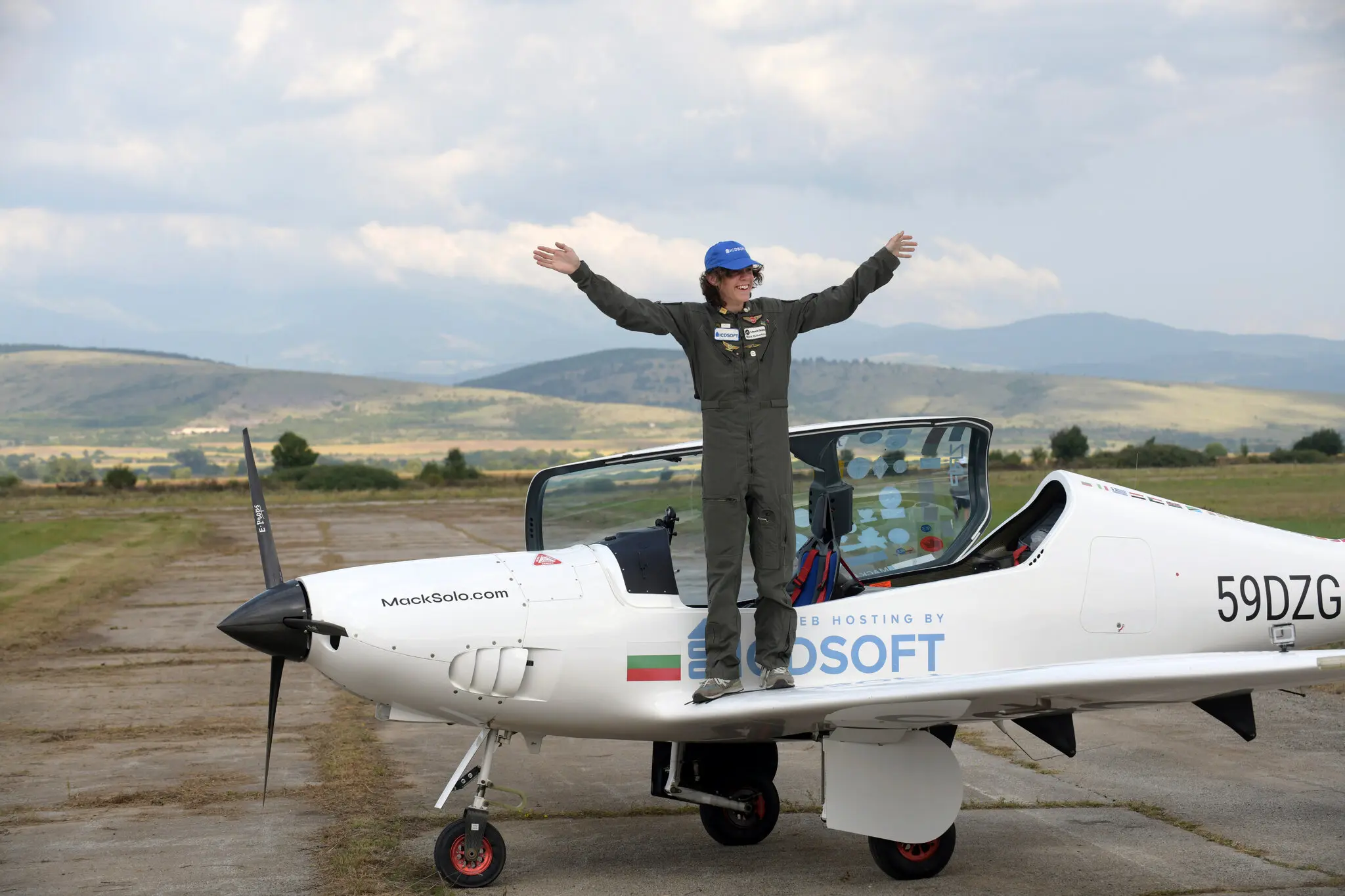 storm porcelain social Primul pilot adolescent a făcut înconjurul lumii cu un avion de mici  dimensiuni, stabilind astfel un record mondial. Foto – Infoactual