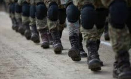 Va fi adoptat, curând, un proiect de lege privind pregătirea militară, voluntară, a tinerilor. Ce beneficii se acordă