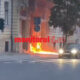 Poliția anchetează un bărbat care a dat foc ușii de intrare în Primăria Cluj. Motivul incendierii pare secret