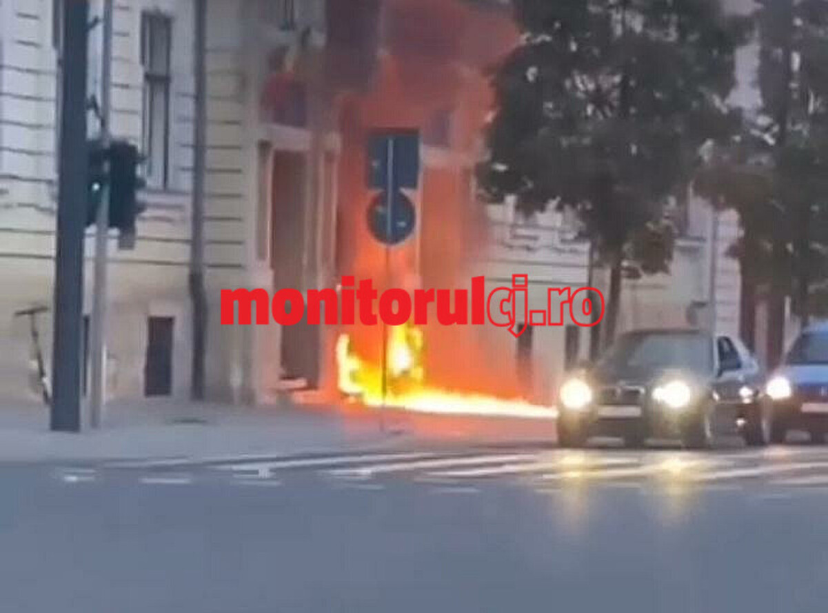 Poliția anchetează un bărbat care a dat foc ușii de intrare în Primăria Cluj. Motivul incendierii pare secret