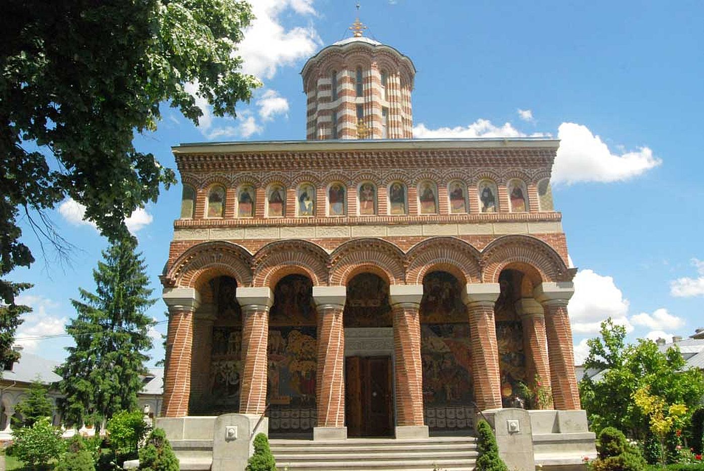 Singura mănăstire din România care are trei altare a fost ridicată acum 210 ani