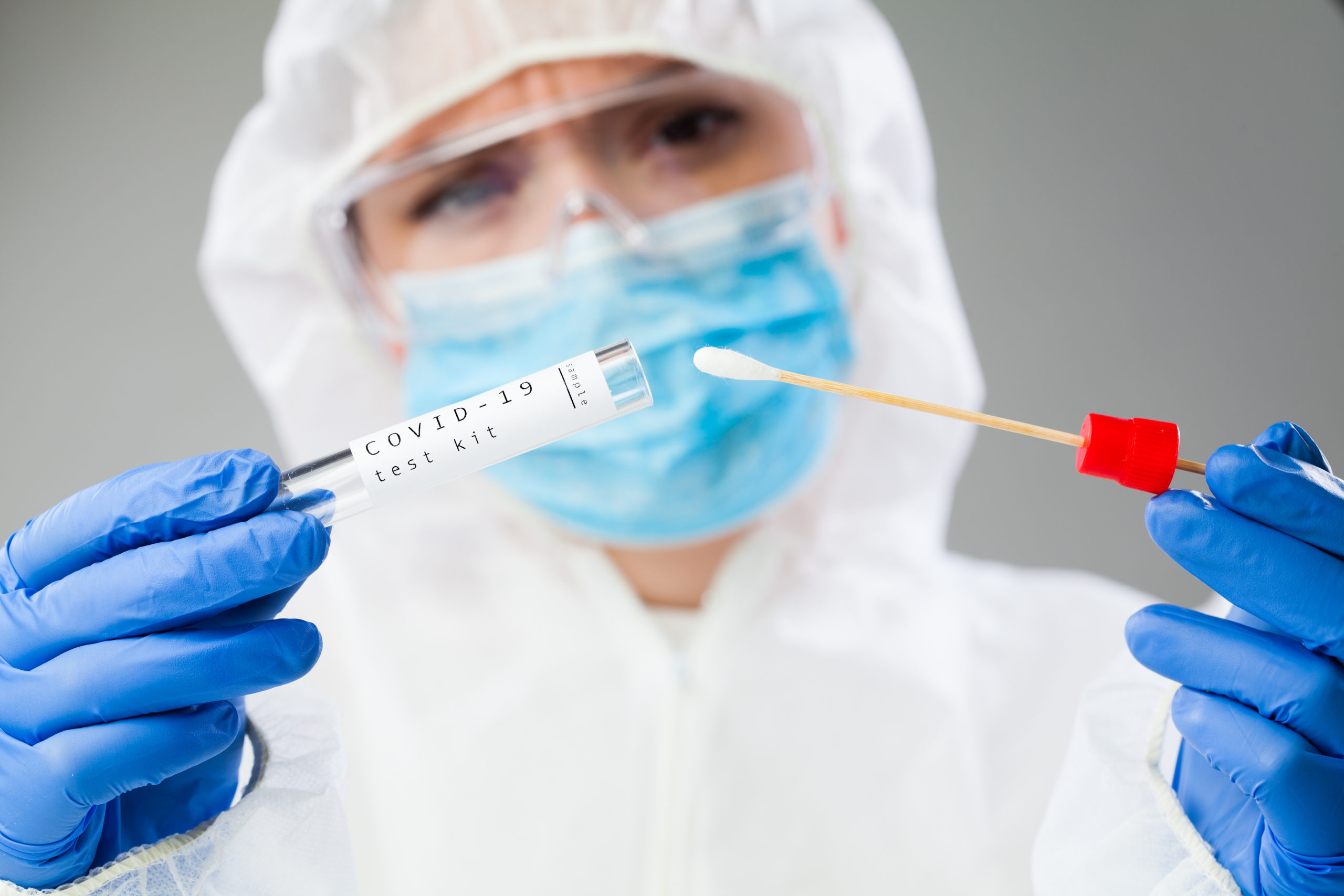 De ce în această perioadă se infectează cu coronavirus persoanele care au reuşit să evite boala timp de 2 ani şi s-au vaccinat 