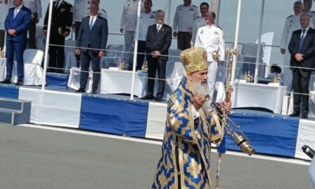 Slujba oficiată de Arhiepiscopul Tomisului la Ziua Marinei a fost întreruptă de organizatori în prezenţa preşedintelui Iohannis