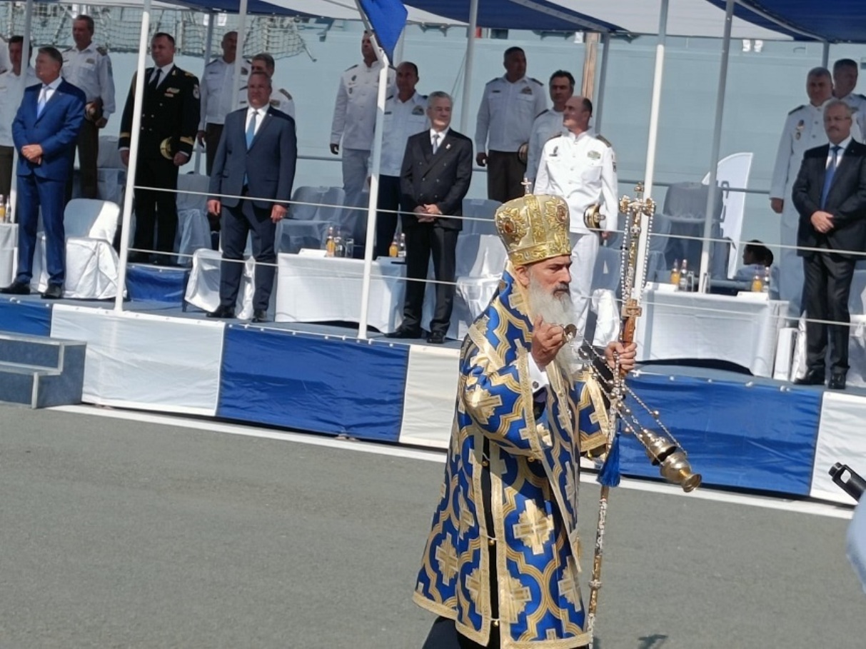 Slujba oficiată de Arhiepiscopul Tomisului la Ziua Marinei a fost întreruptă de organizatori în prezenţa preşedintelui Iohannis