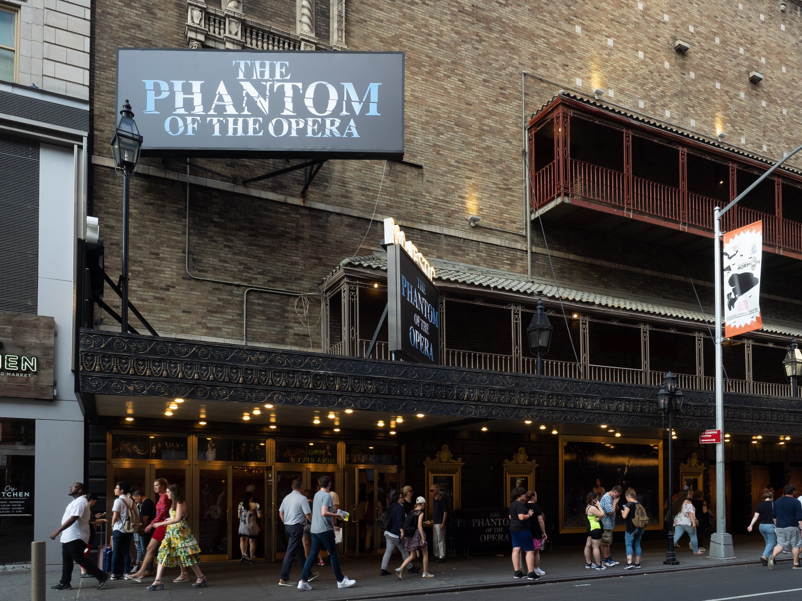 „Fantoma de la Operă”, cel mai longeviv spectacol din istoria Broadway-ului, a anunțat când va fi ultima reprezentație. Video