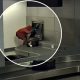 Un bărbat s-a cățărat pe banda de bagaje din aeroport. Motivul halucinant: și-a pierdut pantofii de o mie de dolari. Video