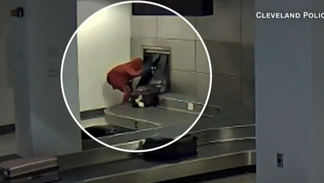 Un bărbat s-a cățărat pe banda de bagaje din aeroport. Motivul halucinant: și-a pierdut pantofii de o mie de dolari. Video