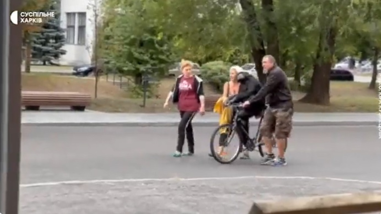 Speriat de bombe, cimpanzeul Chchi a fugit de la grădina zoologică din Harcov. Dar a revenit acasă: S-a întors pe o bicicletă