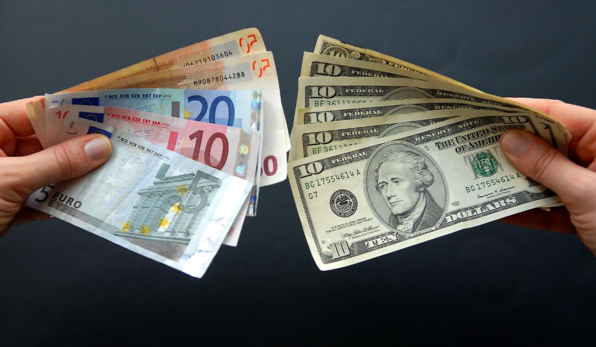 În euro sau dolari trebuie să ne păstrăm economiile în condițiile actuale ale inflației? Recomandările analiștilor