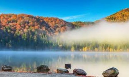 Singurul lac vulcanic din România, alimentat exclusiv din precipitații, are cea mai pură apă