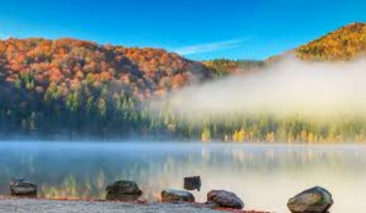 Singurul lac vulcanic din România, alimentat exclusiv din precipitații, are cea mai pură apă