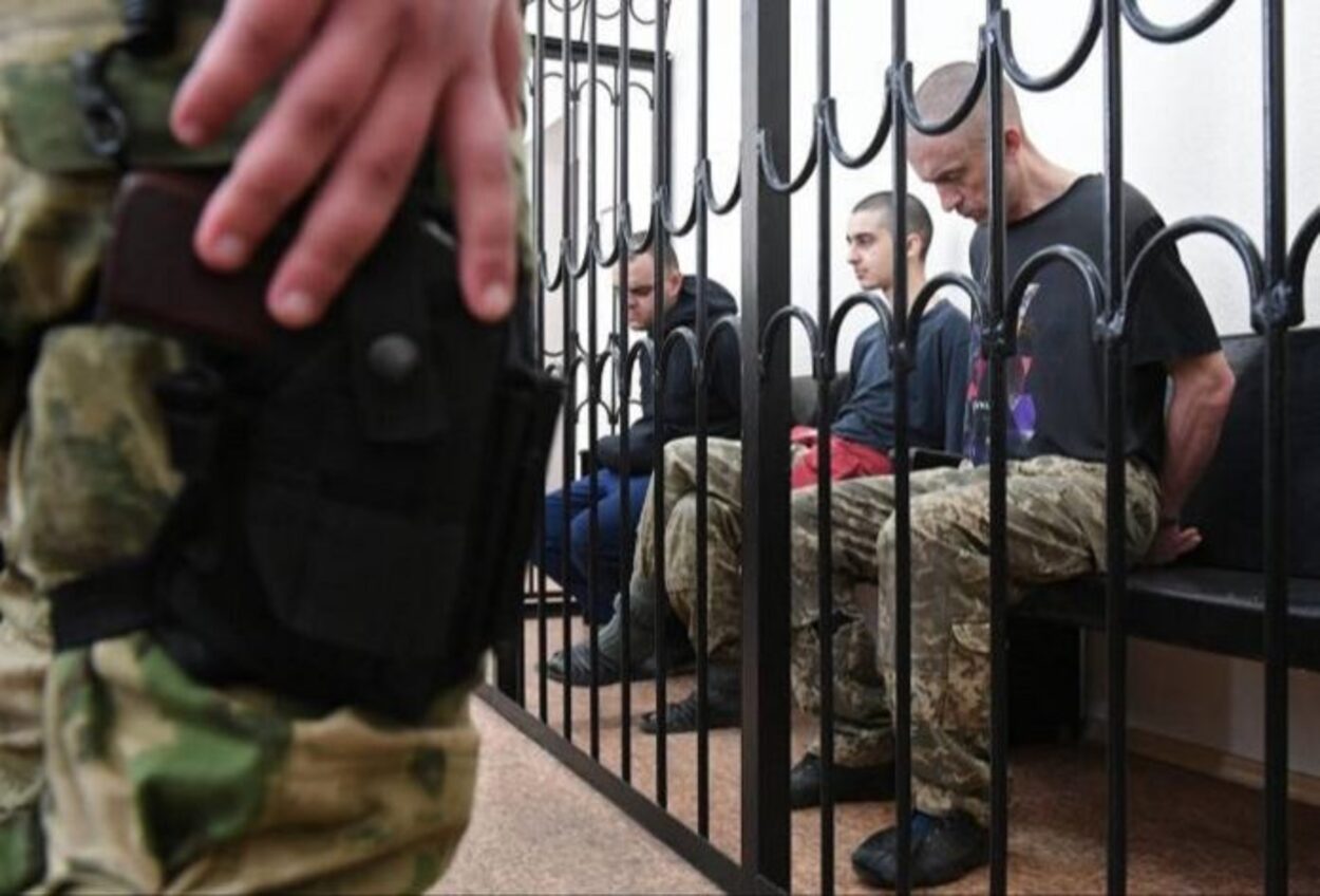Soldații britanici, care riscau pedeapsa cu moartea în Ucraina ocupată de Rusia, au plecat astăzi spre casă, după eliberare. Foto
