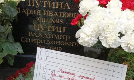 Ce scrie în biletul așezat pe mormântul părinților lui Putin, care sunt ”înștiințați” de comportamentul fiului lor. Foto