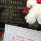 Ce scrie în biletul așezat pe mormântul părinților lui Putin, care sunt ”înștiințați” de comportamentul fiului lor. Foto