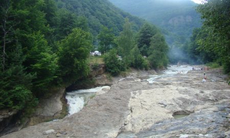 Filmare video care nu se recomandă celor slabi de inimă! Un râs se repede la camera de filmat din Parcul Natural Putna Vrancea